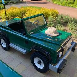 Rijd in een Mini Land Rover over het park!